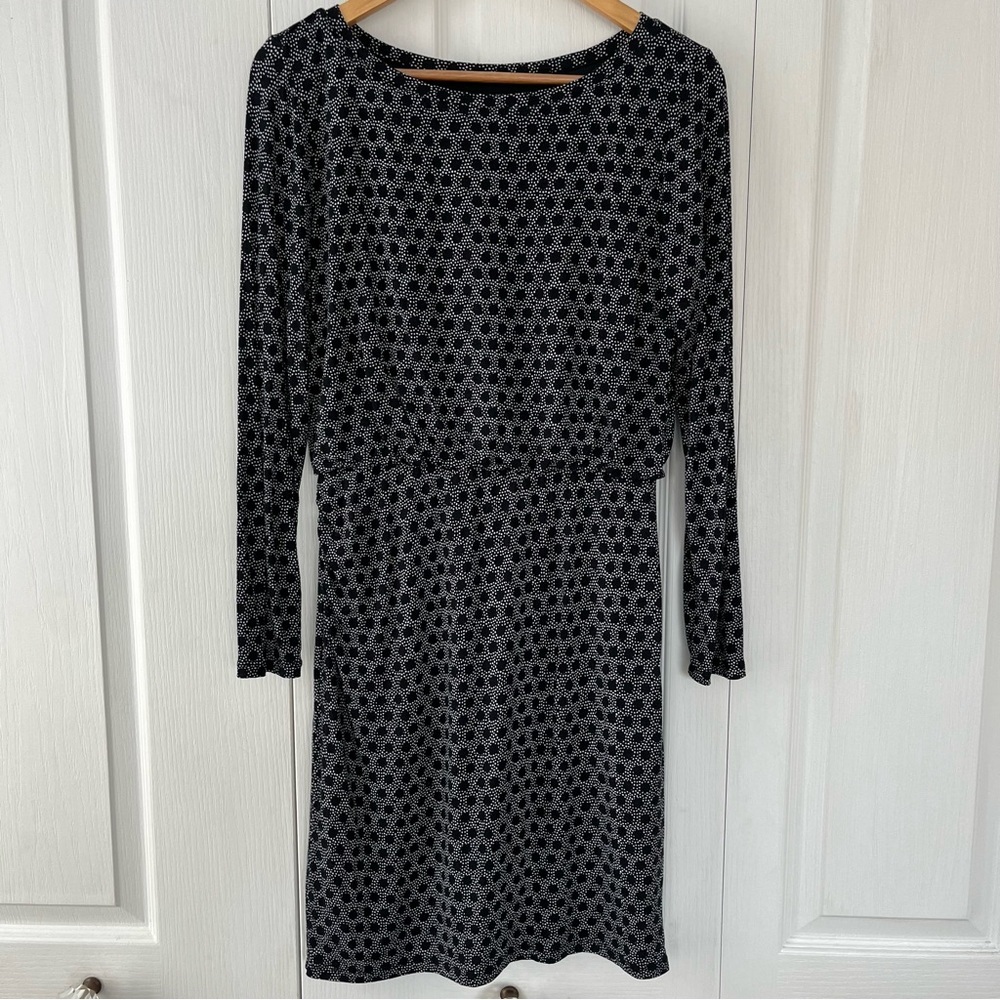 Ann Taylor LOFT black & white long sleeved dress. Size S